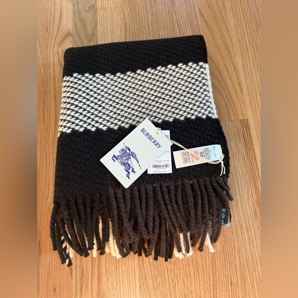 Burberry Jumbo Check Fringe Wool Scarf/Shawl - Picture 6 of 9